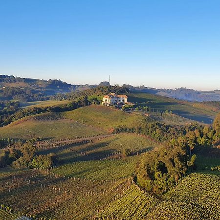 Spa Do Vinho Condominio Vitivinicola Bento Gonçalves Exteriör bild A view of the Monferrato hills