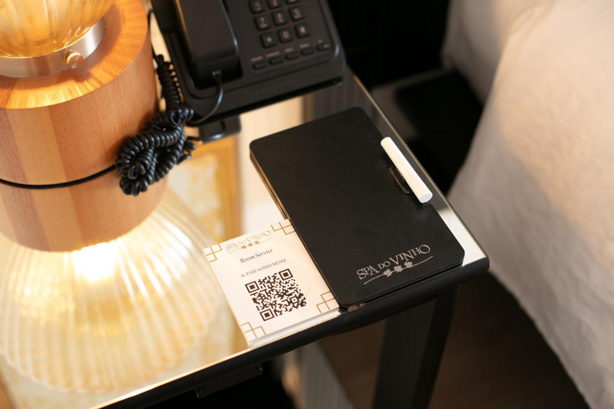 Spa Do Vinho Condominio Vitivinicola Bento Gonçalves Exteriör bild A QR code on a hotel room service card