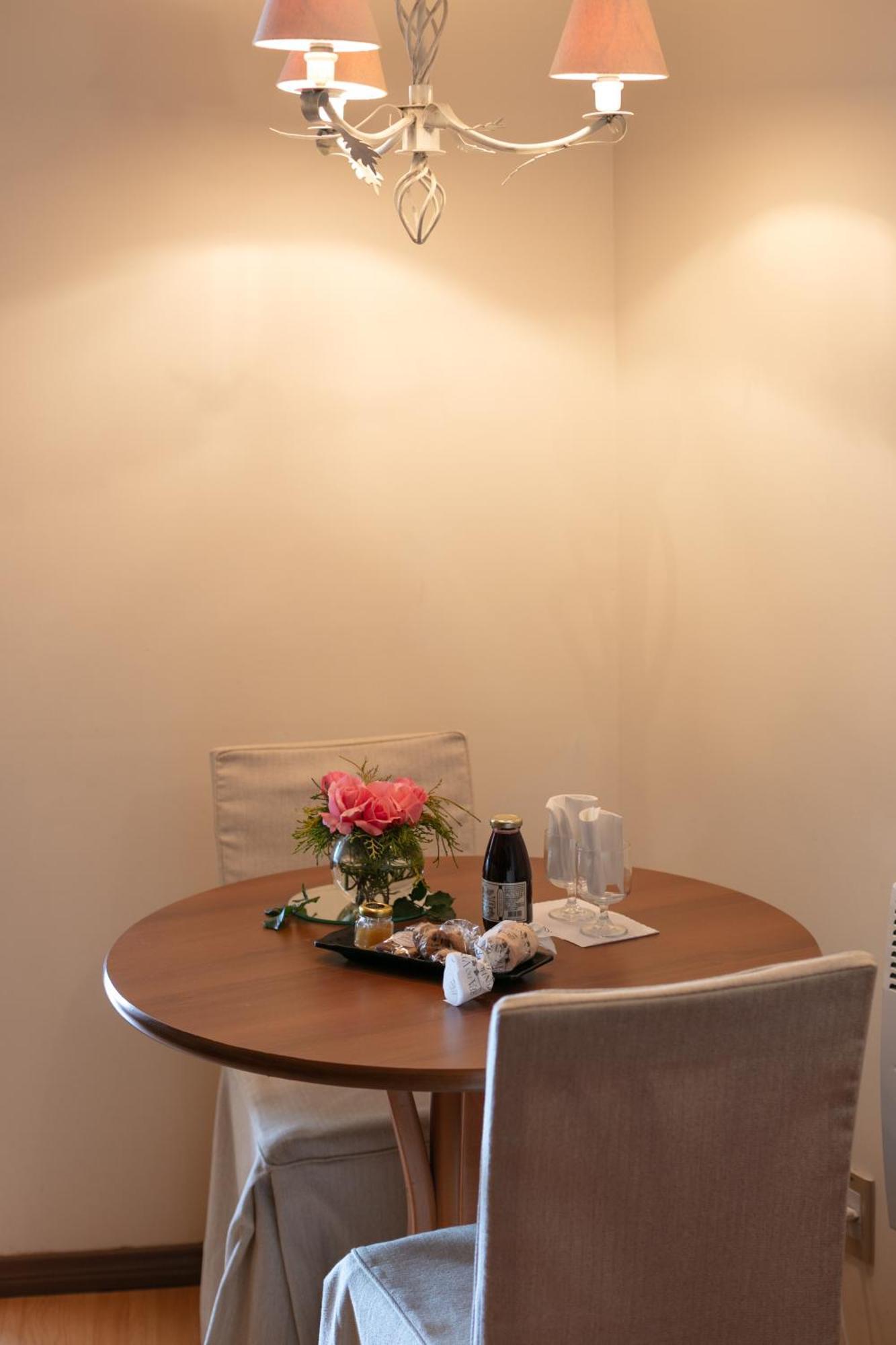 Spa Do Vinho Condominio Vitivinicola Bento Gonçalves Exteriör bild A table with a white tablecloth