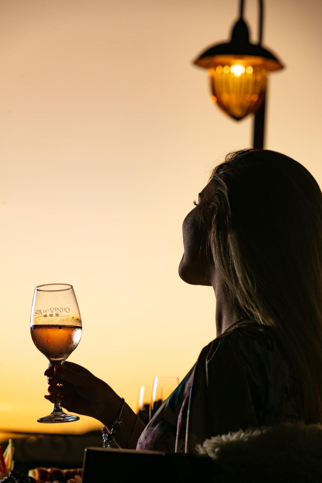 Spa Do Vinho Condominio Vitivinicola Bento Gonçalves Exteriör bild A glass of sherry
