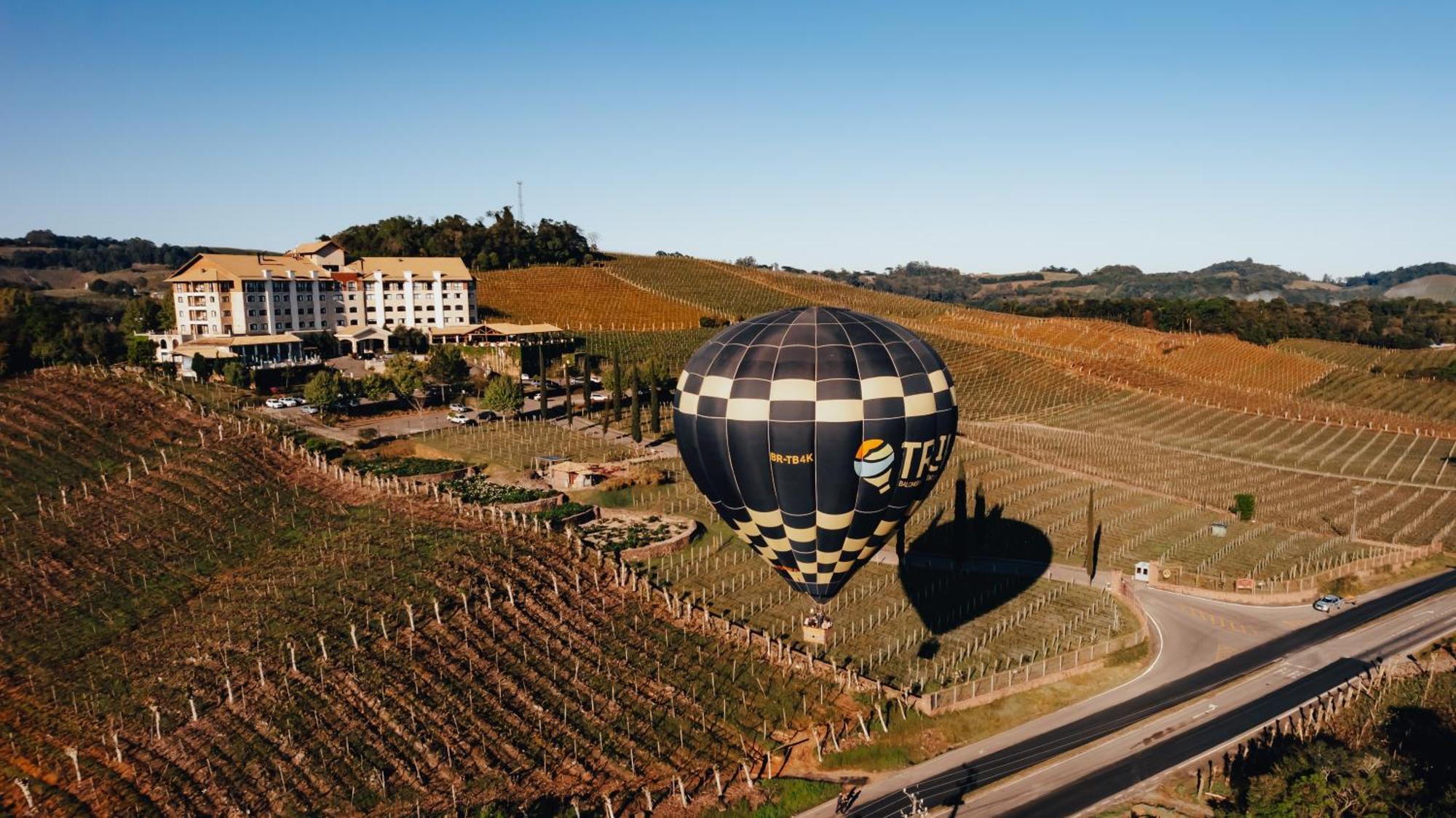 Spa Do Vinho Condominio Vitivinicola Bento Gonçalves Exteriör bild Hot air balloon over the vineyards of the resort