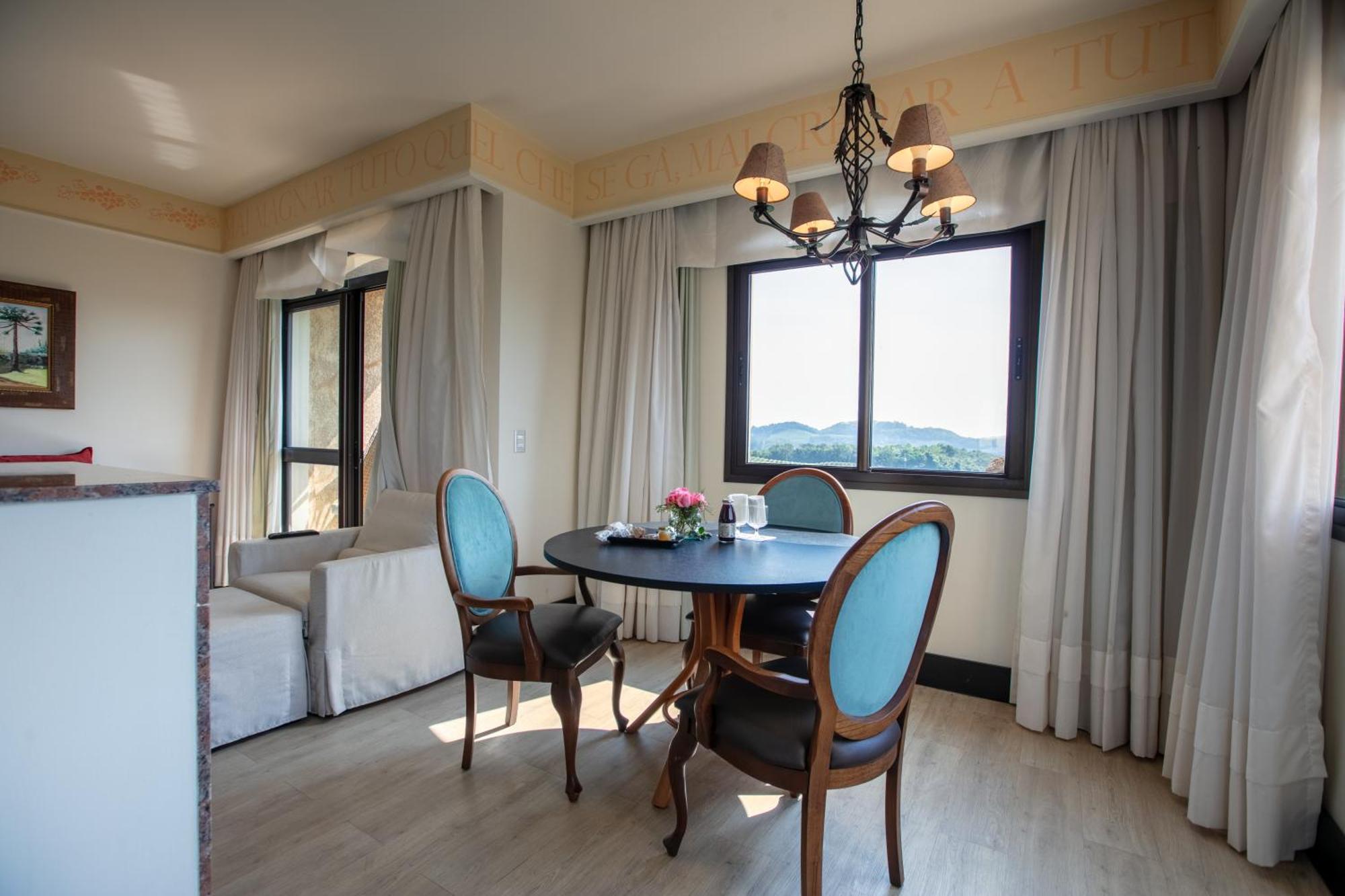 Spa Do Vinho Condominio Vitivinicola Bento Gonçalves Exteriör bild A dining room
